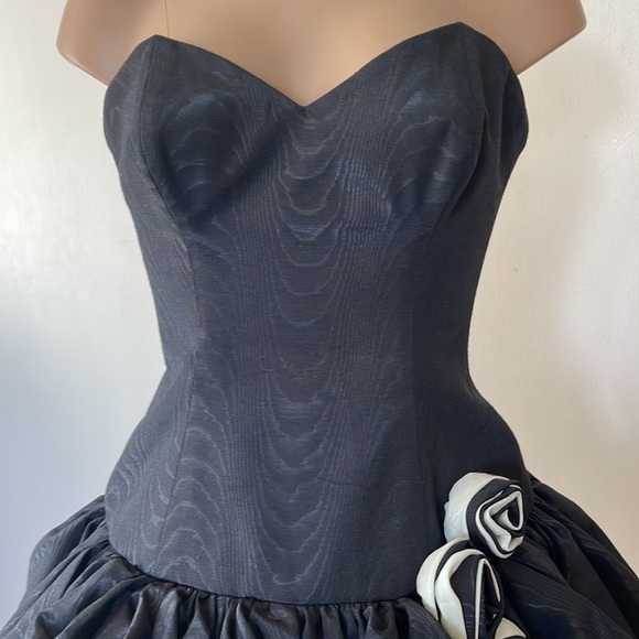 ENRIQUETA VERGARA  Viña Del Mar - Chile, Gorgeous strapless black  color Dress - Picture 3 of 16